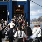 Ουρές στο λιμάνι της Σαντορίνης – Εγκαταλείπουν μαζικά το νησί