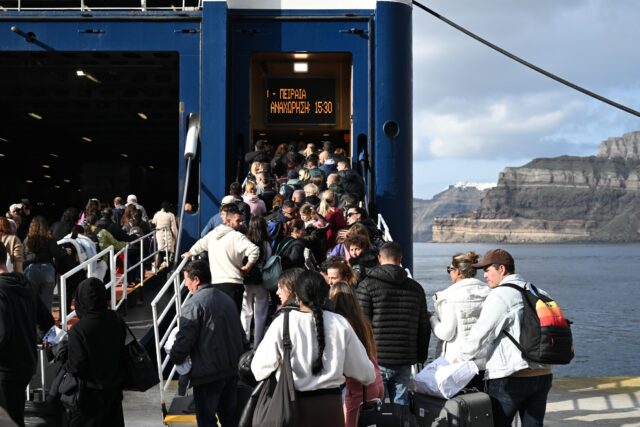 Ουρές στο λιμάνι της Σαντορίνης – Εγκαταλείπουν μαζικά το νησί