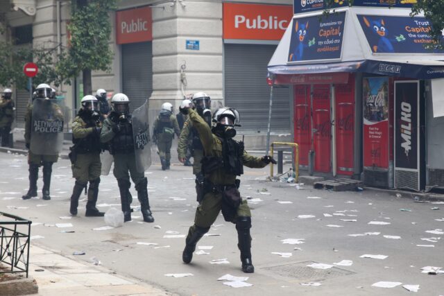 Τέμπη: Στους 29 οι τραυματίες από τα επεισόδια στο Σύνταγμα