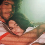 Η Selena Gomez και ο Benny Blanco δείχνουν τον έρωτά τους με το τραγούδι “Scared of Loving You”