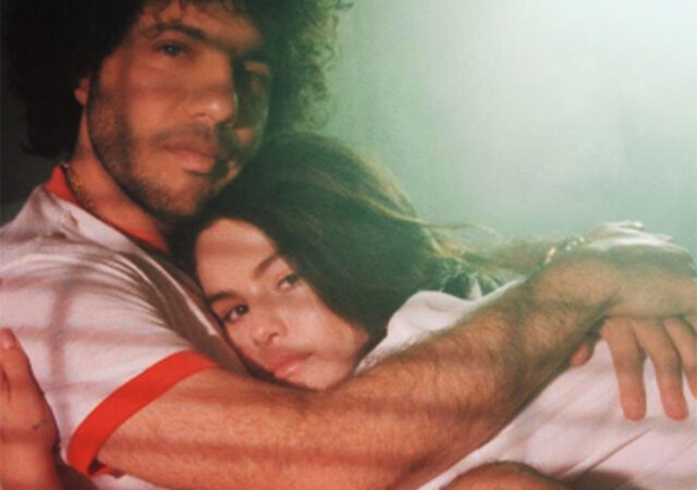 Η Selena Gomez και ο Benny Blanco δείχνουν τον έρωτά τους με το τραγούδι “Scared of Loving You”