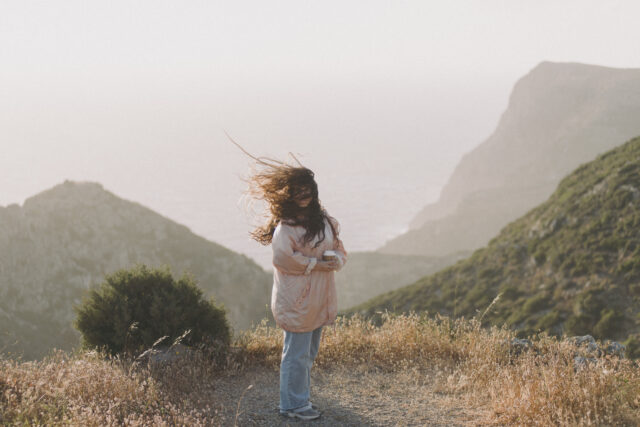Η νέα κυκλοφορία της Nefeli Walking Undercover “Γήπεδα” είναι μια συνεργασία της με τον Φοίβο Δεληβοριά