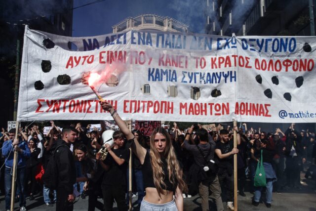 «Ή τα κέρδη τους ή οι ζωές μας»: Μαζικό πανεκπαιδευτικό συλλαλητήριο για τα Τέμπη