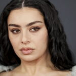 «Narnia»: Η Charli XCX σε συζητήσεις για την συμμετοχή της στην νέα ταινία της Γκρέτα Γκέργουιγκ