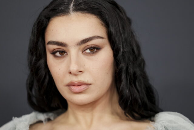 «Narnia»: Η Charli XCX σε συζητήσεις για την συμμετοχή της στην νέα ταινία της Γκρέτα Γκέργουιγκ