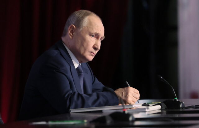 Το Κρεμλίνο αρνείται να απαντήσει εάν ο Πούτιν θα συμμετάσχει στις ειρηνευτικές συνομιλίες στην Κωνσταντινούπολη