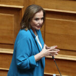 Πρόταση μομφής – Ντόρα Μπακογιάννη σε αντιπολίτευση: «Το επίπεδο σας αδικεί τα 57 θύματα των Τεμπών»