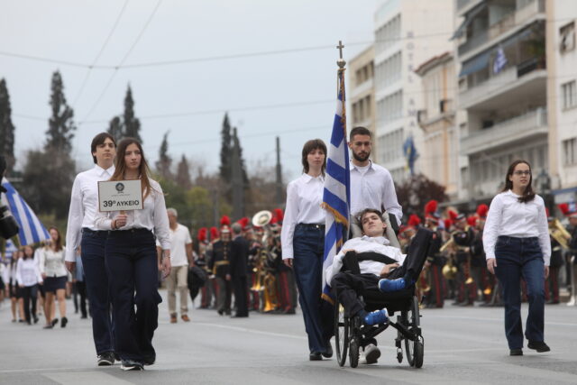 Σε εξέλιξη η μαθητική παρέλαση της Αθήνας – Κυκλοφοριακές ρυθμίσεις