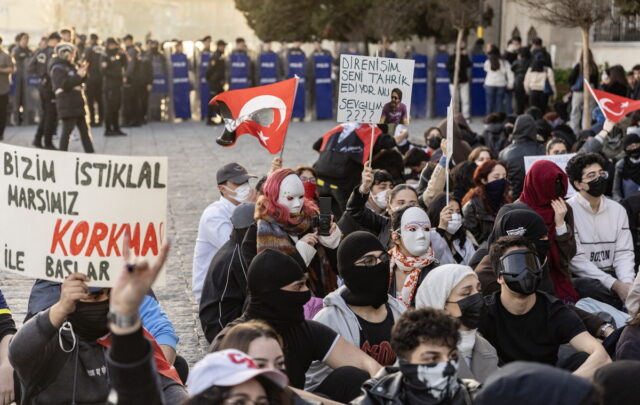 Διαδηλώσεις στην Τουρκία: Ελεύθεροι αφέθηκαν οκτώ δημοσιογράφοι