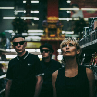 Η Geike Arnaert τον Απρίλιο στην Ελλάδα με τους Hooverphonic: «Ήταν απλώς η στιγμή να ξανασυνδεθούμε»