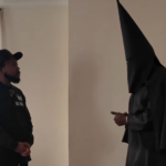 Ο Κάνιε Γουέστ εμφανίστηκε με κουκούλα αλά «Κου Κλουξ Κλαν» [ΒΙΝΤΕΟ]