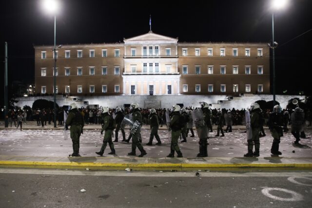 Σύνταγμα: 14 άτομα συνελήφθησαν χθες στα επεισόδια