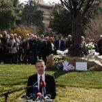 Έγιναν τα αποκαλυπτήρια του Μνημείου του δήμου Αθηναίων για τα 57 θύματα των Τεμπών