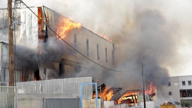 Ολονύχτια μάχη με τις φλόγες στη ΒΙ.ΠΕ. Ηρακλείου