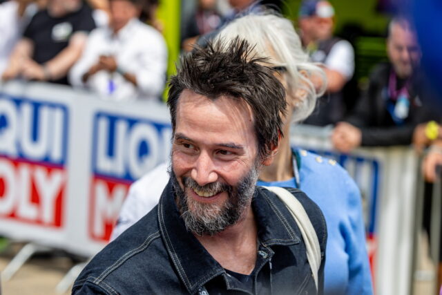 Ο Κιάνου Ριβς στον ρόλο κακού σε ταινία των Weezer