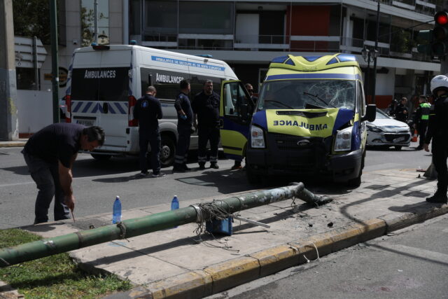 Ασθενοφόρο έπεσε σε κολώνα στο κέντρο της Αθήνας – Καταπλακώθηκαν δύο πεζοί
