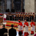 Βατικανό: Στη Βασιλική του Αγίου Πέτρου το σκήνωμα του πάπα Φραγκίσκου [LIVE]