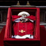 Βατικανό: Χιλιάδες πιστοί αποχαιρετούν τον πάπα Φραγκίσκο