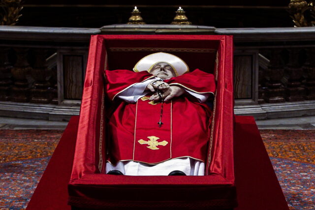 Βατικανό: Χιλιάδες πιστοί αποχαιρετούν τον πάπα Φραγκίσκο