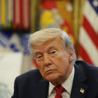 Η κυβέρνηση Τραμπ θέτει ξανά στο στόχαστρο το Χάρβαρντ