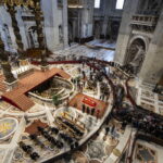 Βατικανό: Μέχρι σήμερα το πρωί απέτισαν φόρο τιμής στον εκλιπόντα ποντίφικα 128.000 πιστοί