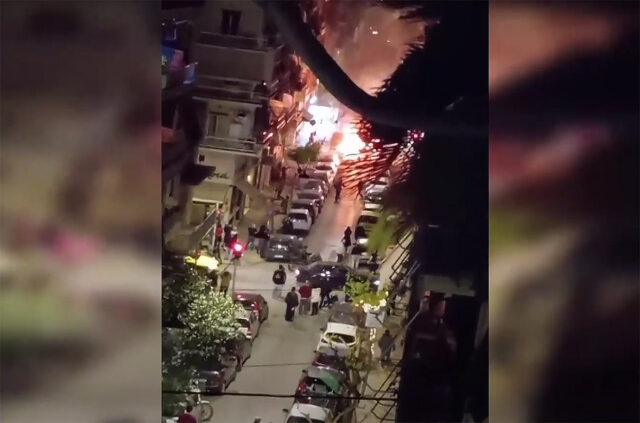 Επεισόδια στα Εξάρχεια: Tυλίχθηκαν στις φλόγες 21 αυτοκίνητα