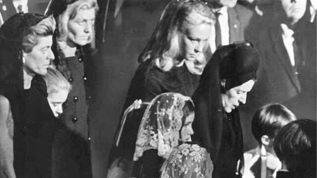 Η δημοσιοποίηση φωτογραφιών από τη νεκροψία-νεκροτομή  του Μπόμπι Κένεντι διχάζει τα παιδιά του