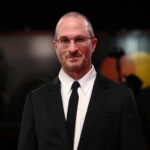 «Caught Stealing»: Πρώτο τρέιλερ για τη νέα ταινία του Ντάρεν Αρονόφσκι