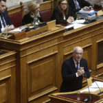 Βουλή: Κόντρα Φλωρίδη – αντιπολίτευσης για το πόρισμα Καρώνη