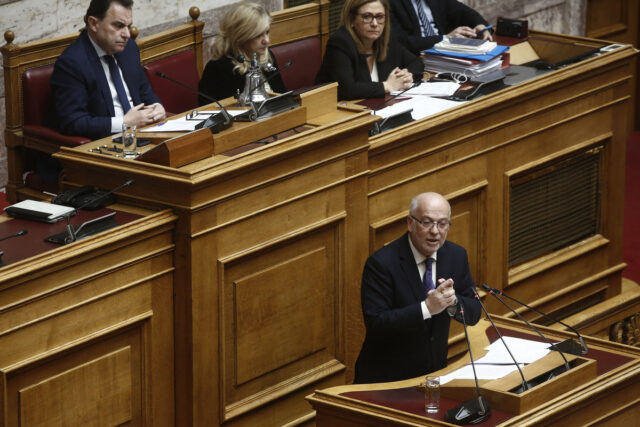 Βουλή: Κόντρα Φλωρίδη – αντιπολίτευσης για το πόρισμα Καρώνη