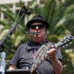 «Δεν φοβάμαι τον Ντόναλντ Τραμπ»: Ο Νιλ Γιανγκ στηρίζει τους Μπρους Σπρίνγκστιν και Τέιλορ Σουίφτ