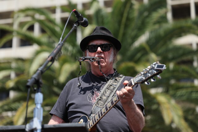 «Δεν φοβάμαι τον Ντόναλντ Τραμπ»: Ο Νιλ Γιανγκ στηρίζει τους Μπρους Σπρίνγκστιν και Τέιλορ Σουίφτ