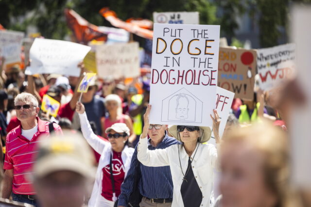 ΗΠΑ: Χιλιάδες διαδηλωτές βγήκαν στους δρόμους καταγγέλλοντας τις πολιτικές Τραμπ