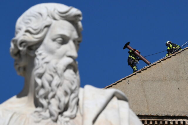 Βατικανό: Τοποθετήθηκε η καπνοδόχος για την έναρξη του κονκλαβίου