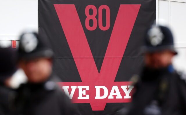 Η Βρετανία γιορτάζει την 80η επέτειο από το τέλος του Β’ Παγκόσμιου Πολέμου