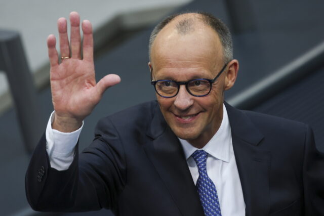 Αντιδράσεις για τη δήλωση Μερτς περί χρήσης όπλων μεγάλου βεληνεκούς από την Ουκρανία