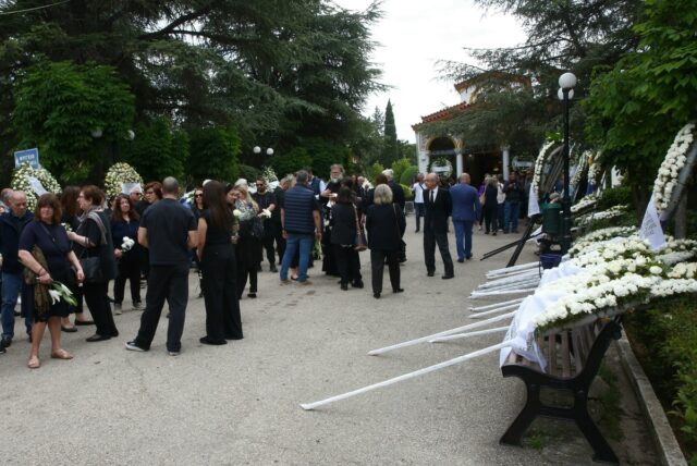 Συγκίνηση στην κηδεία του πρώην υπουργού Πέτρου Μολυβιάτη
