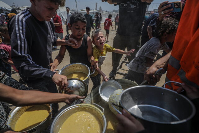 Ο ισραηλινός στρατός διαψεύδει ότι άνοιξε πυρ στοχεύοντας Παλαιστινίους που περίμεναν ανθρωπιστική βοήθεια