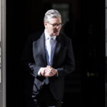 Βρετανία: Εμπρηστικές επιθέσεις σε περιουσιακά στοιχεία του Στάρμερ