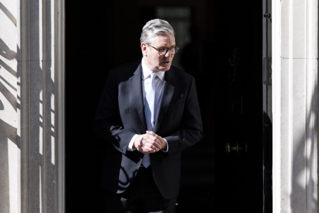 Βρετανία: Εμπρηστικές επιθέσεις σε περιουσιακά στοιχεία του Στάρμερ