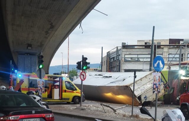 Νταλίκα έπεσε από γέφυρα της Πέτρου Ράλλη στη λεωφόρο Θηβών
