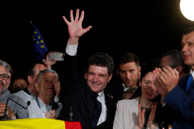 Εκλογές στη Ρουμανία: Νέος πρόεδρος ο ευρωπαϊστής Νικουσόρ Νταν