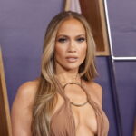 Η Τζένιφερ Λόπεζ έλαμψε στα AMAs 2025: Ένα Fashion Show σε 8 πράξεις