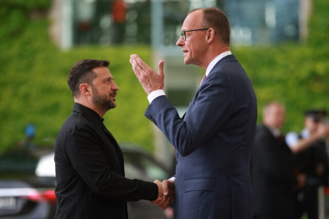 Κρίσιμο τετ-α-τετ Ζελένσκι και Μερτς υπό την απειλή κλιμάκωσης του πολέμου στην Ουκρανία