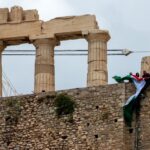 Προσαγωγές μελών της Νέας Αριστεράς για σημαία της Παλαιστίνης στην Ακρόπολη