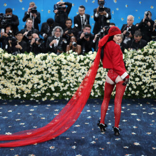 Το Met Gala 2025 ήταν αφιερωμένο στην “Υψηλή Ραπτική του Μαύρου Στυλ” αλλά κάποιοι δεν το κατάλαβαν