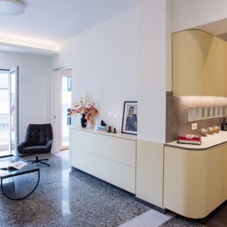 Ένα ανακαινισμένο διαμέρισμα στην Αθήνα αξιοποιεί περίτεχνα τους στενούς χώρους