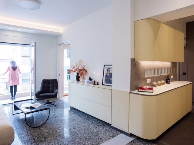 Ένα ανακαινισμένο διαμέρισμα στην Αθήνα αξιοποιεί περίτεχνα τους στενούς χώρους