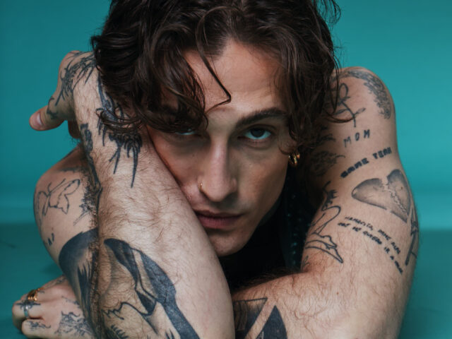 Ακούσαμε πρώτοι το debut album του Damiano David: Από το glam rock, στις τρυφερές εξομολογήσεις