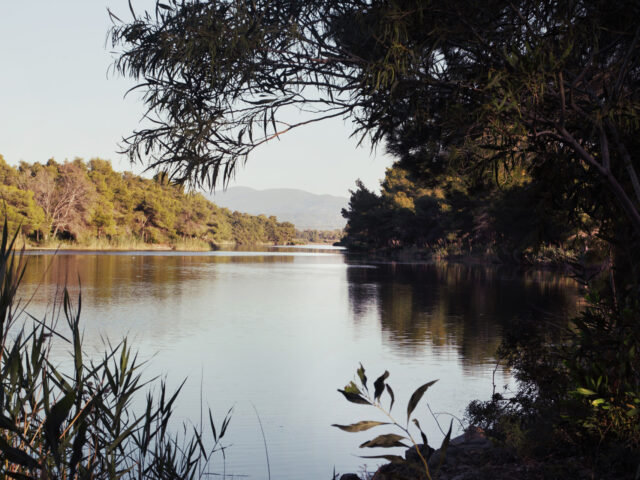 Η λίμνη Καϊάφα στο λυκόφως της ημέρας